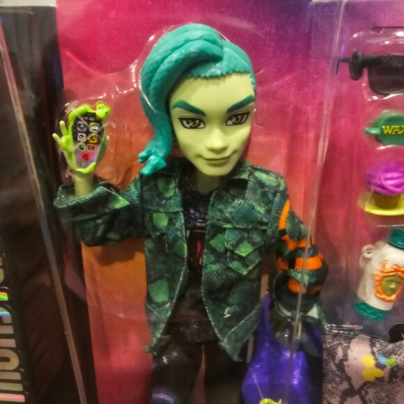Monster High Deuce Gorgon Signature Look Doll - Picture 5 of 5